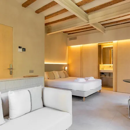 Deco Barcelona-born St.